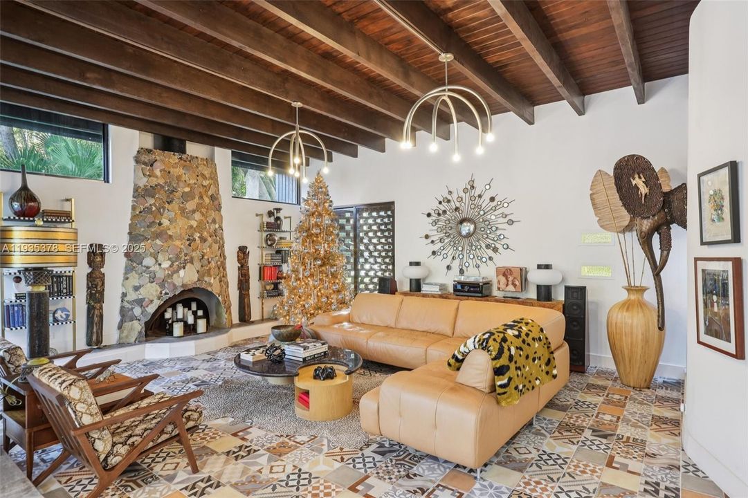 En Venta: $975,000 (3 camas, 2 baños, 2131 Pies cuadrados)