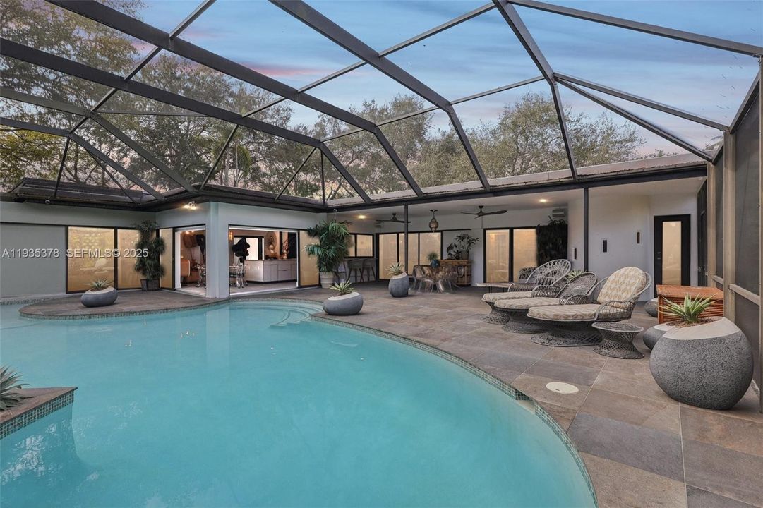 En Venta: $975,000 (3 camas, 2 baños, 2131 Pies cuadrados)