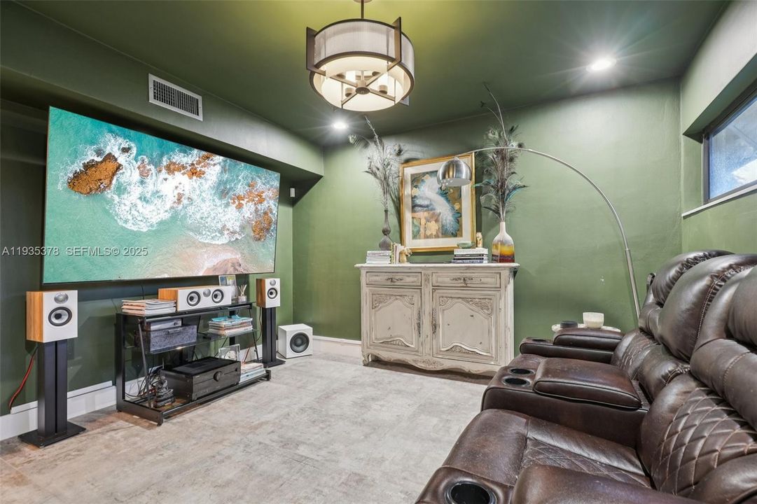 En Venta: $975,000 (3 camas, 2 baños, 2131 Pies cuadrados)