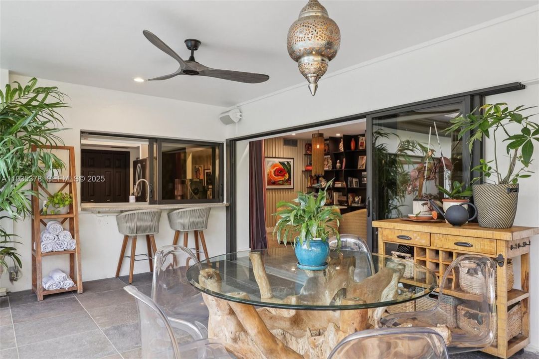 En Venta: $975,000 (3 camas, 2 baños, 2131 Pies cuadrados)