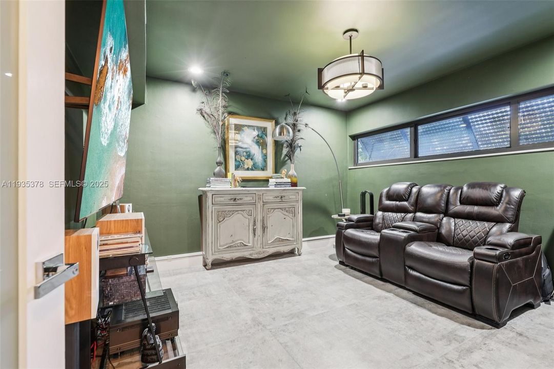 En Venta: $975,000 (3 camas, 2 baños, 2131 Pies cuadrados)