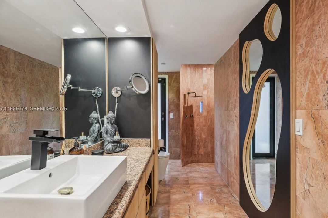 En Venta: $975,000 (3 camas, 2 baños, 2131 Pies cuadrados)