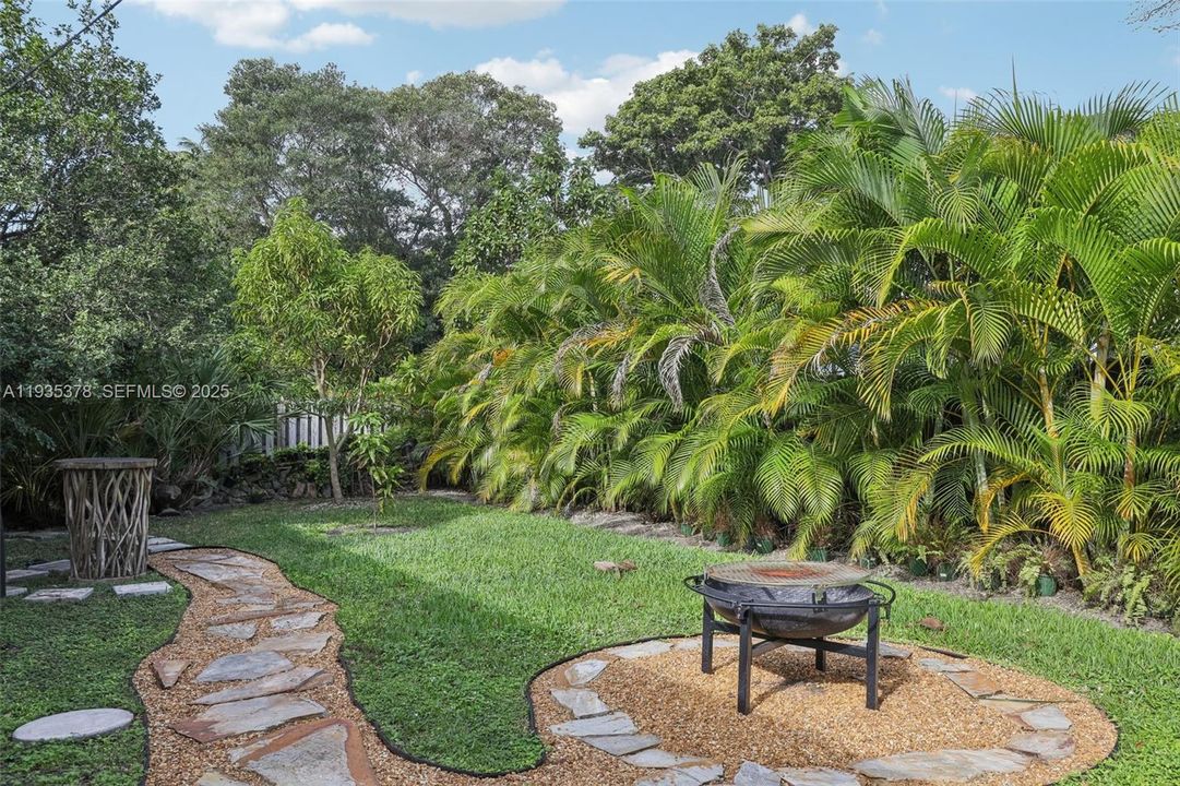 En Venta: $975,000 (3 camas, 2 baños, 2131 Pies cuadrados)