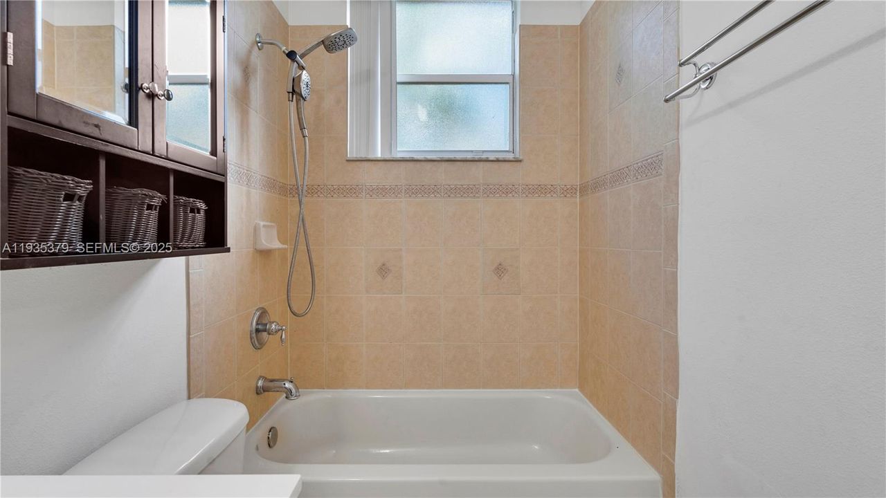 For Sale: $385,000 (3 beds, 2 baths, 1251 Square Feet)