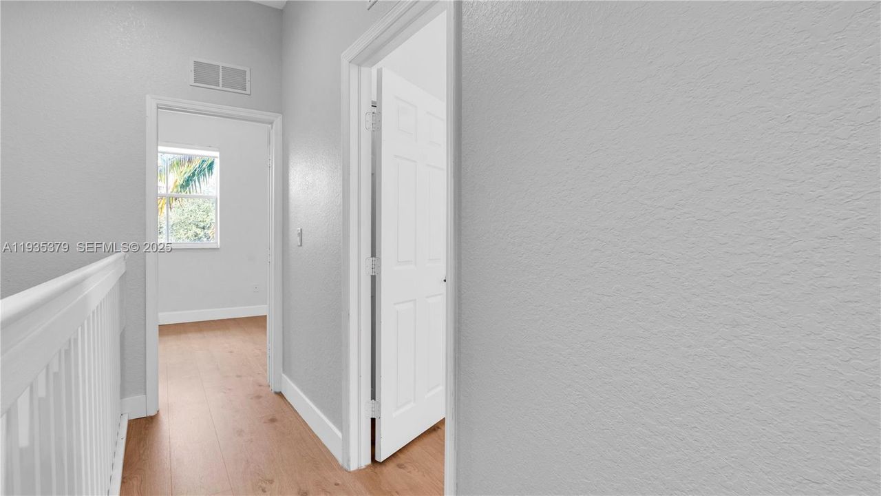 For Sale: $385,000 (3 beds, 2 baths, 1251 Square Feet)