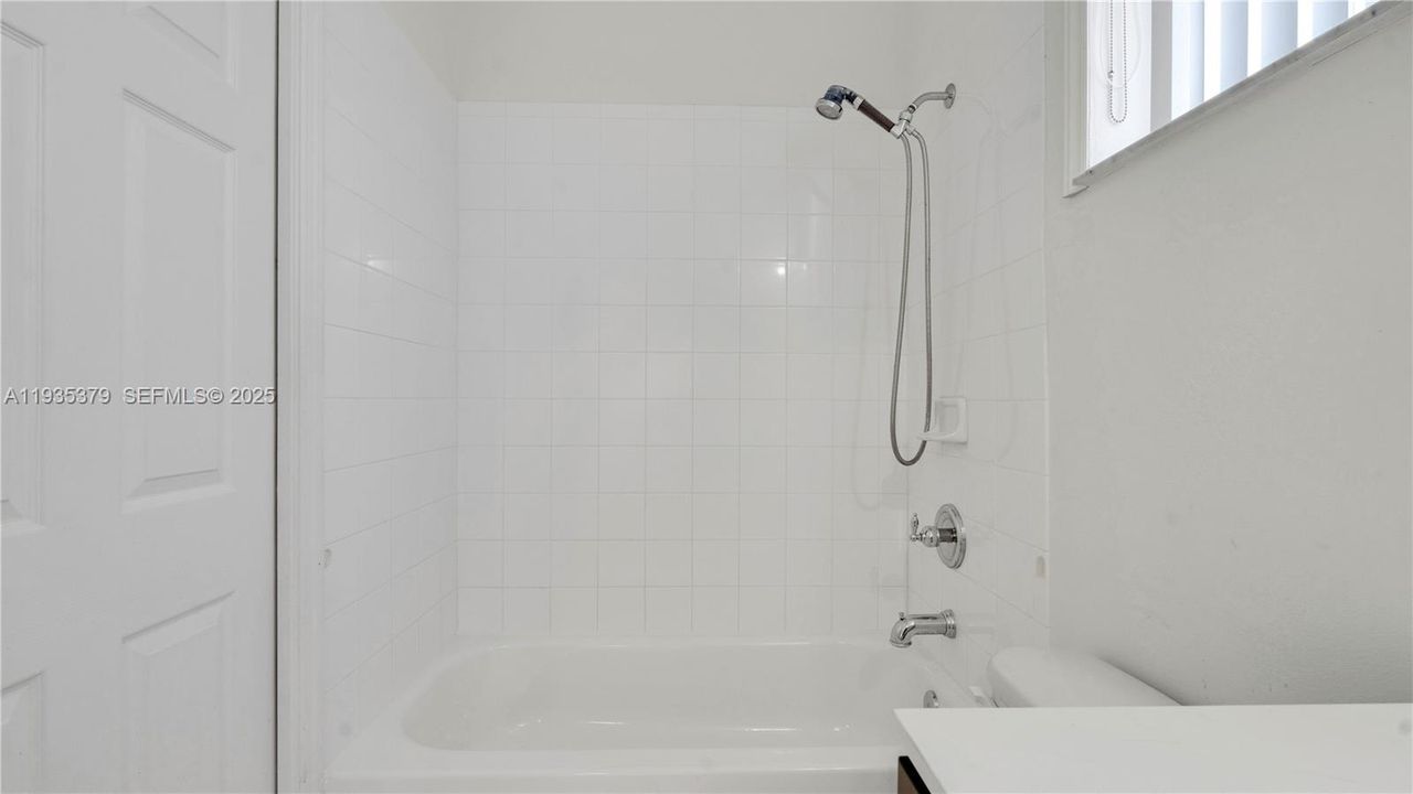 For Sale: $385,000 (3 beds, 2 baths, 1251 Square Feet)