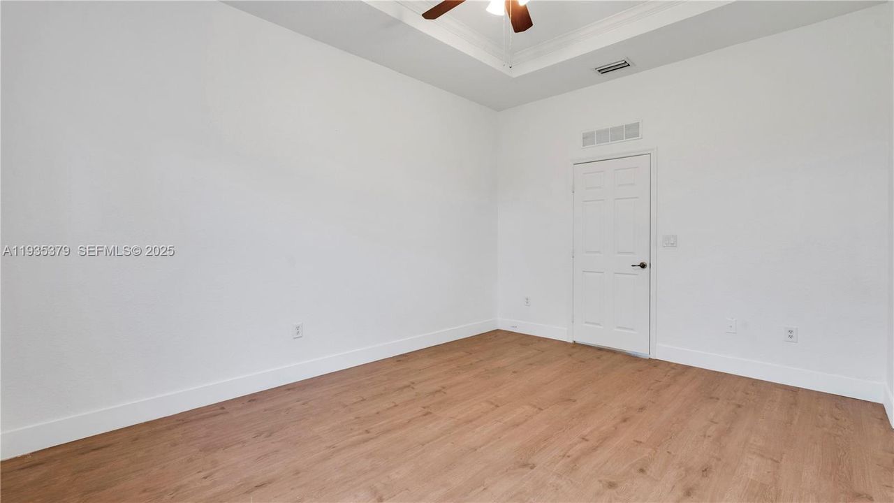 For Sale: $385,000 (3 beds, 2 baths, 1251 Square Feet)