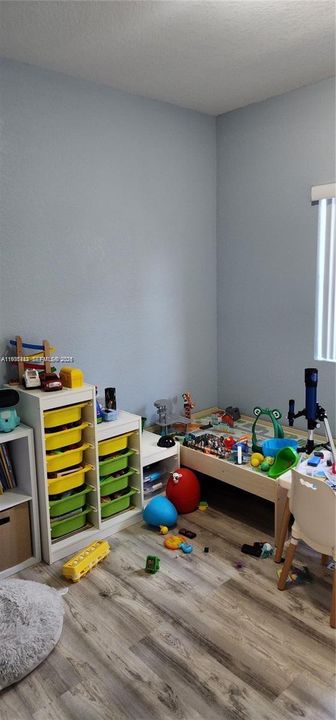 В аренду: $3,300 (4 спален, 2 ванн, 1625 Квадратных фут)