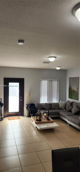 В аренду: $3,300 (4 спален, 2 ванн, 1625 Квадратных фут)