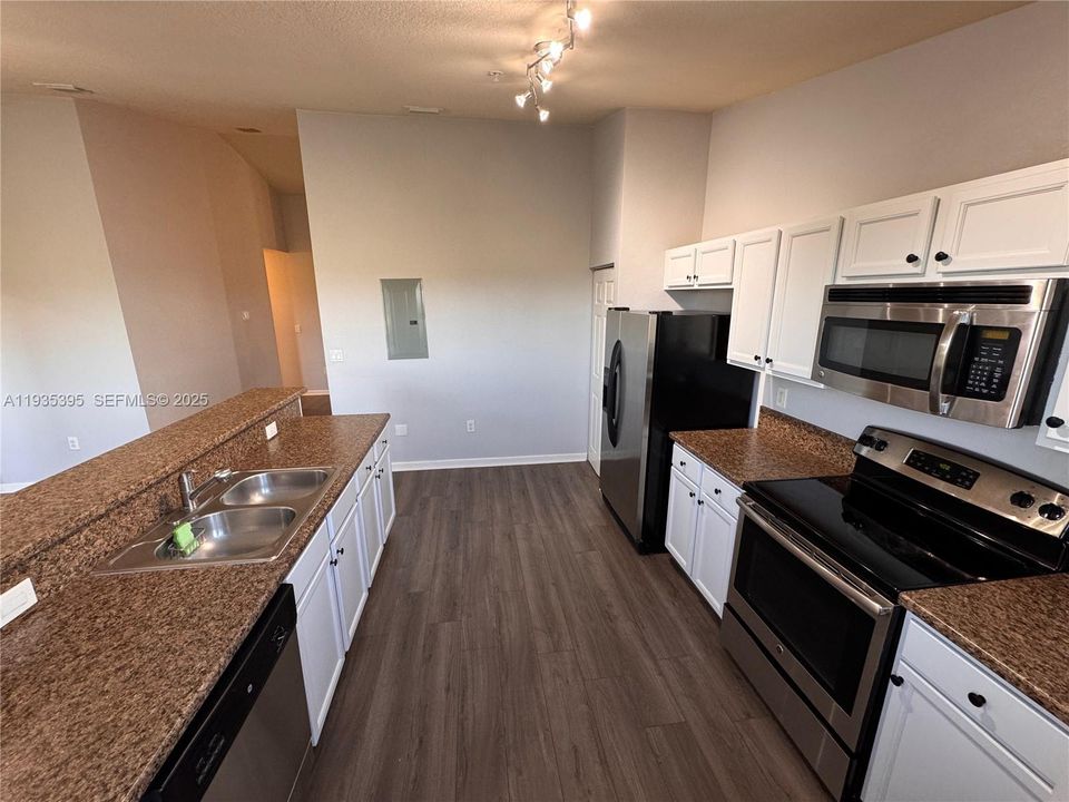 For Rent: $2,450 (3 beds, 2 baths, 1264 Square Feet)