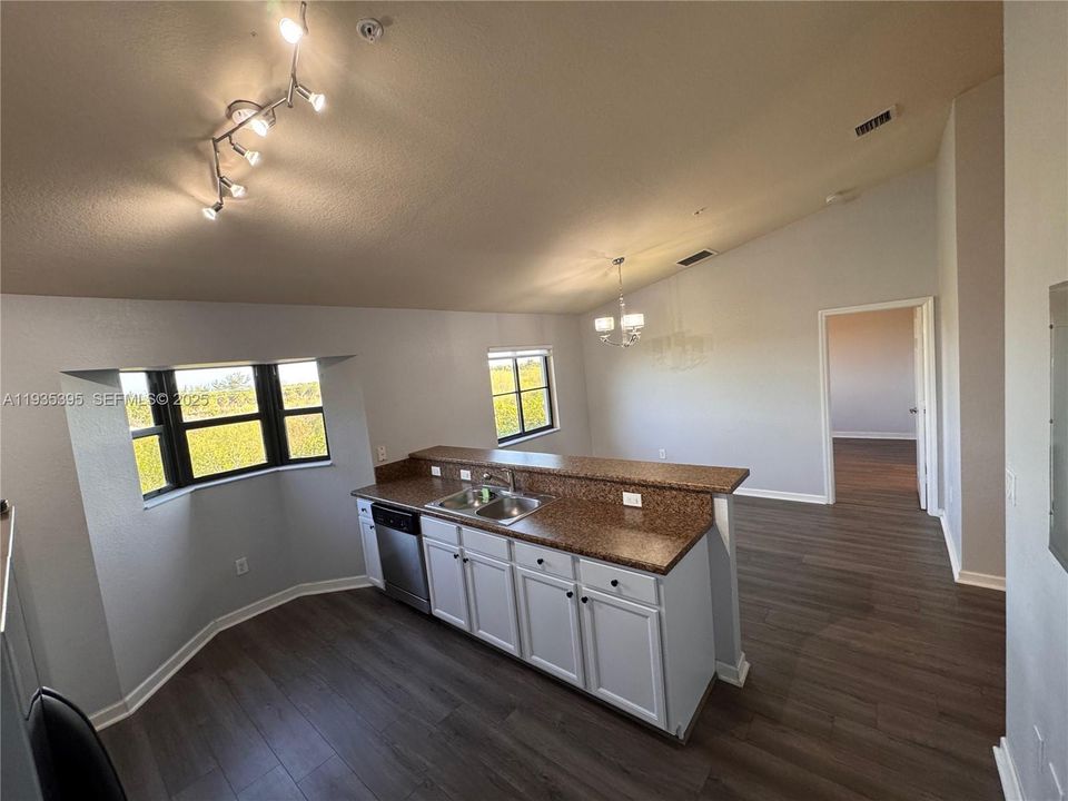 For Rent: $2,450 (3 beds, 2 baths, 1264 Square Feet)