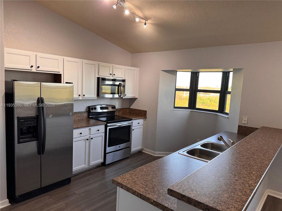 For Rent: $2,450 (3 beds, 2 baths, 1264 Square Feet)