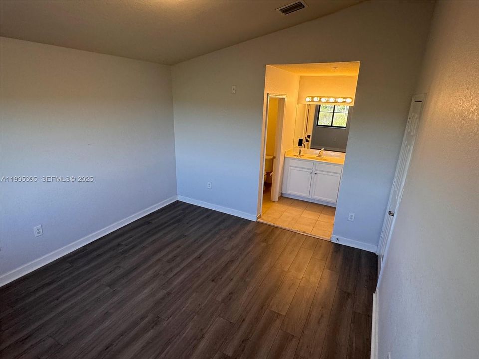 For Rent: $2,450 (3 beds, 2 baths, 1264 Square Feet)