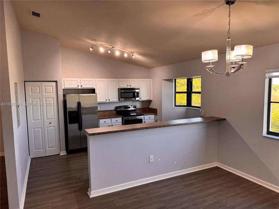 For Rent: $2,450 (3 beds, 2 baths, 1264 Square Feet)