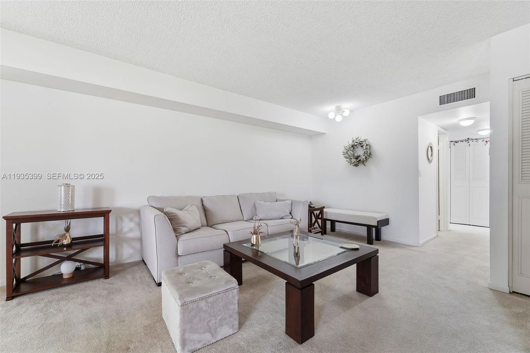 На продажу: $288,000 (3 спален, 2 ванн, 1700 Квадратных фут)