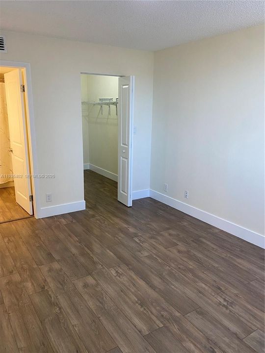 出租: $2,400 (2 贝兹, 2 浴室, 992 平方英尺)