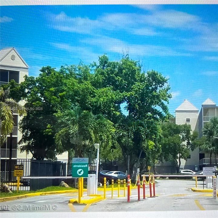 出租: $2,400 (2 贝兹, 2 浴室, 992 平方英尺)