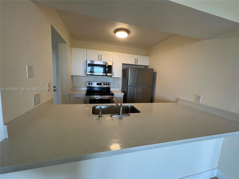 出租: $2,400 (2 贝兹, 2 浴室, 992 平方英尺)