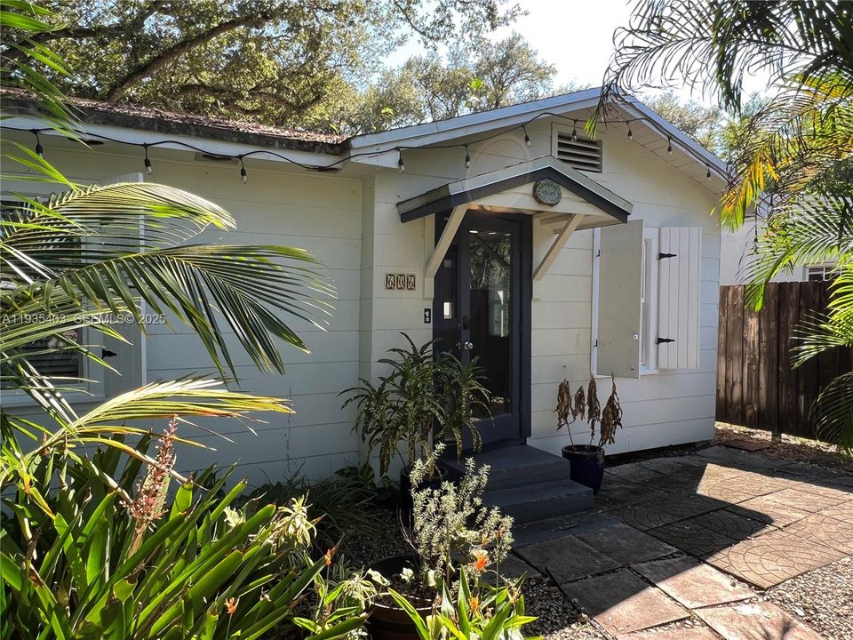 В аренду: $3,000 (2 спален, 1 ванн, 892 Квадратных фут)