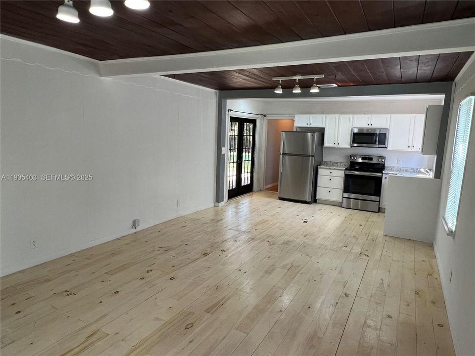 В аренду: $3,000 (2 спален, 1 ванн, 892 Квадратных фут)