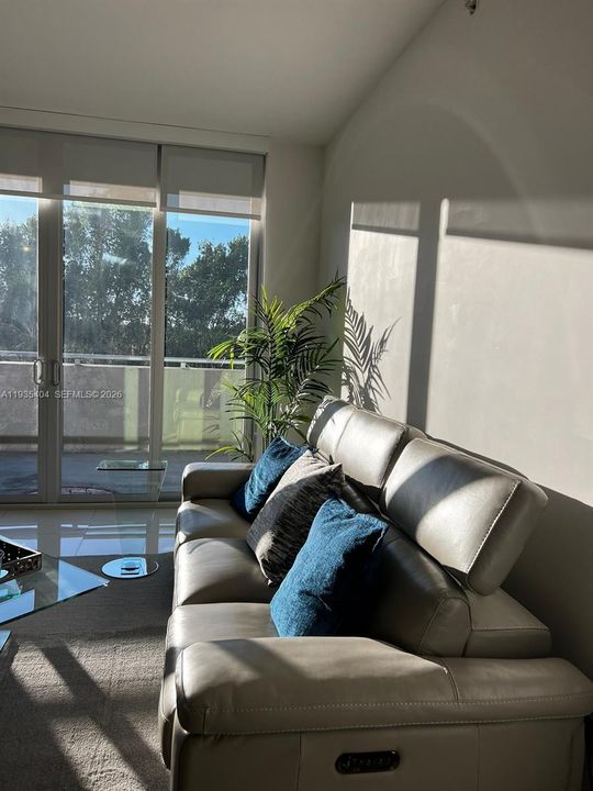 待售: $415,000 (2 贝兹, 2 浴室, 1130 平方英尺)