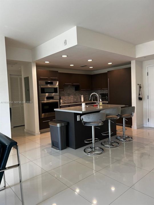 待售: $415,000 (2 贝兹, 2 浴室, 1130 平方英尺)