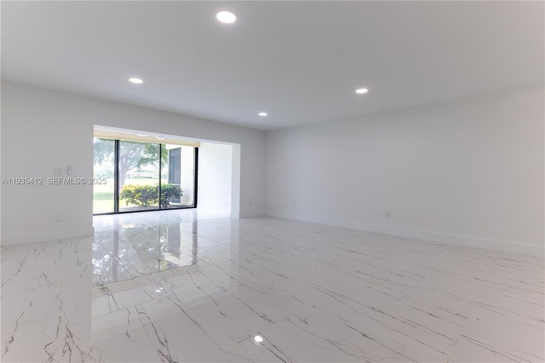 For Sale: $389,000 (2 beds, 2 baths, 1216 Square Feet)