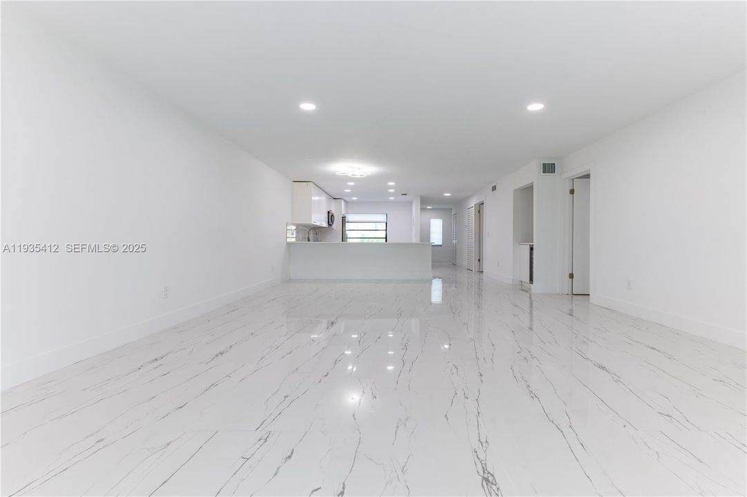 For Sale: $389,000 (2 beds, 2 baths, 1216 Square Feet)