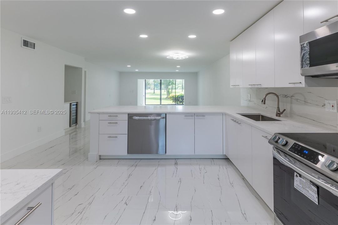 For Sale: $389,000 (2 beds, 2 baths, 1216 Square Feet)