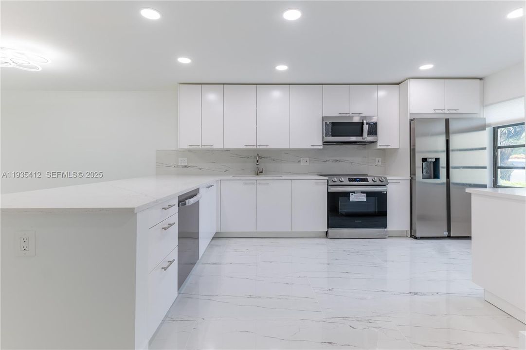 For Sale: $389,000 (2 beds, 2 baths, 1216 Square Feet)