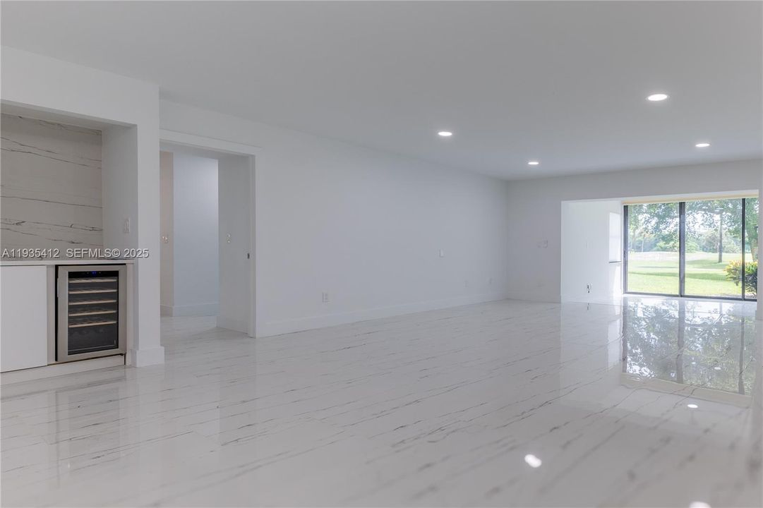 For Sale: $389,000 (2 beds, 2 baths, 1216 Square Feet)