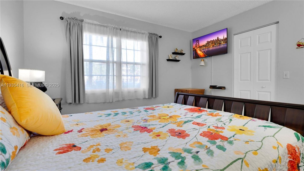 For Sale: $335,000 (2 beds, 2 baths, 1533 Square Feet)