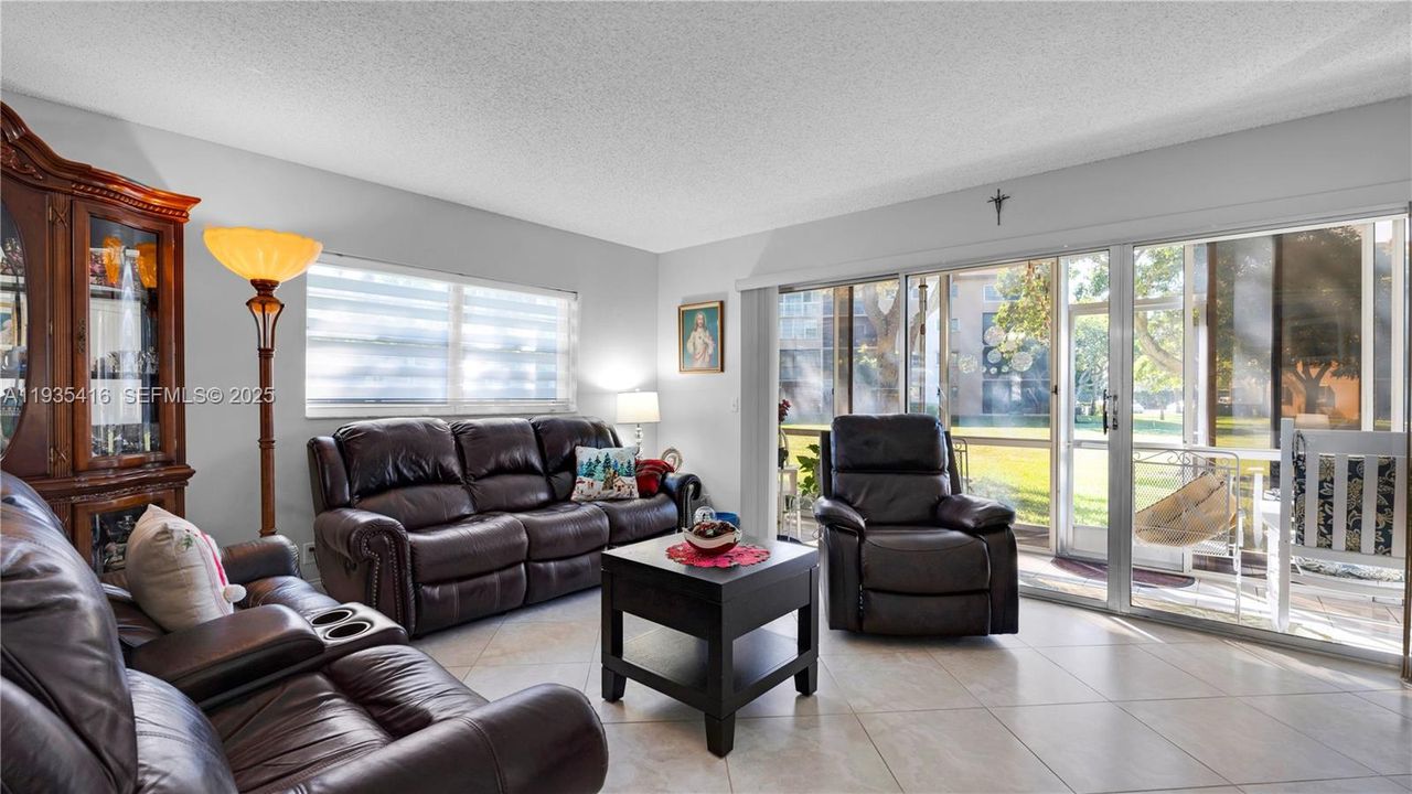 For Sale: $335,000 (2 beds, 2 baths, 1533 Square Feet)