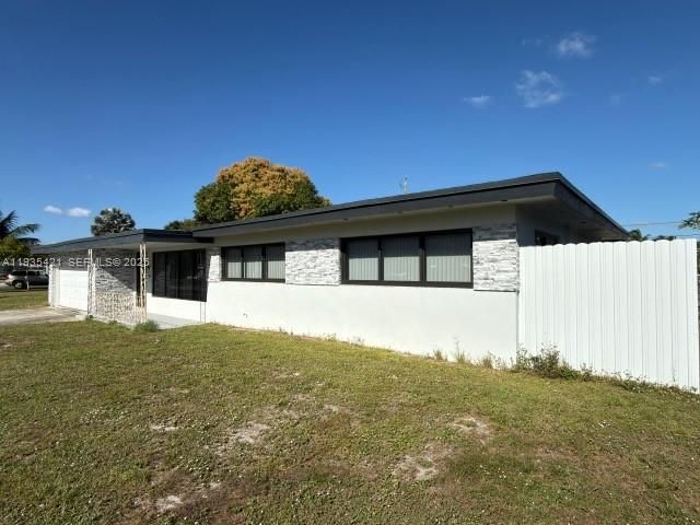 For Rent: $3,500 (3 beds, 2 baths, 1862 Square Feet)