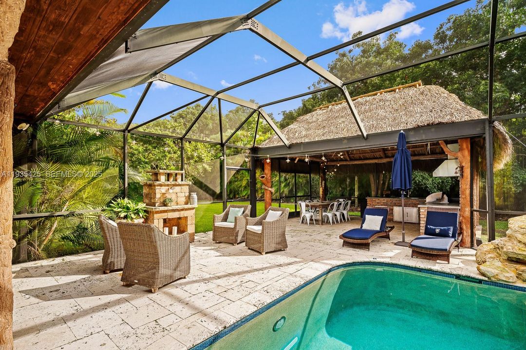 出租: $8,500 (4 贝兹, 3 浴室, 1970 平方英尺)