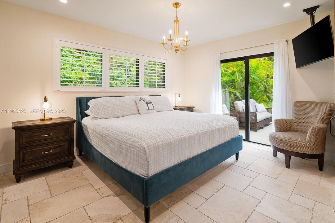 出租: $8,500 (4 贝兹, 3 浴室, 1970 平方英尺)