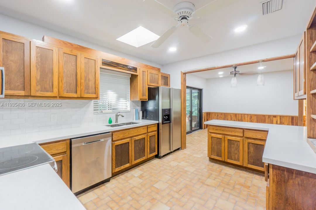 Kitchen With Snack Court