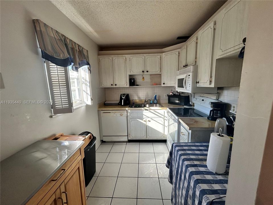 For Sale: $90,000 (1 beds, 1 baths, 747 Square Feet)