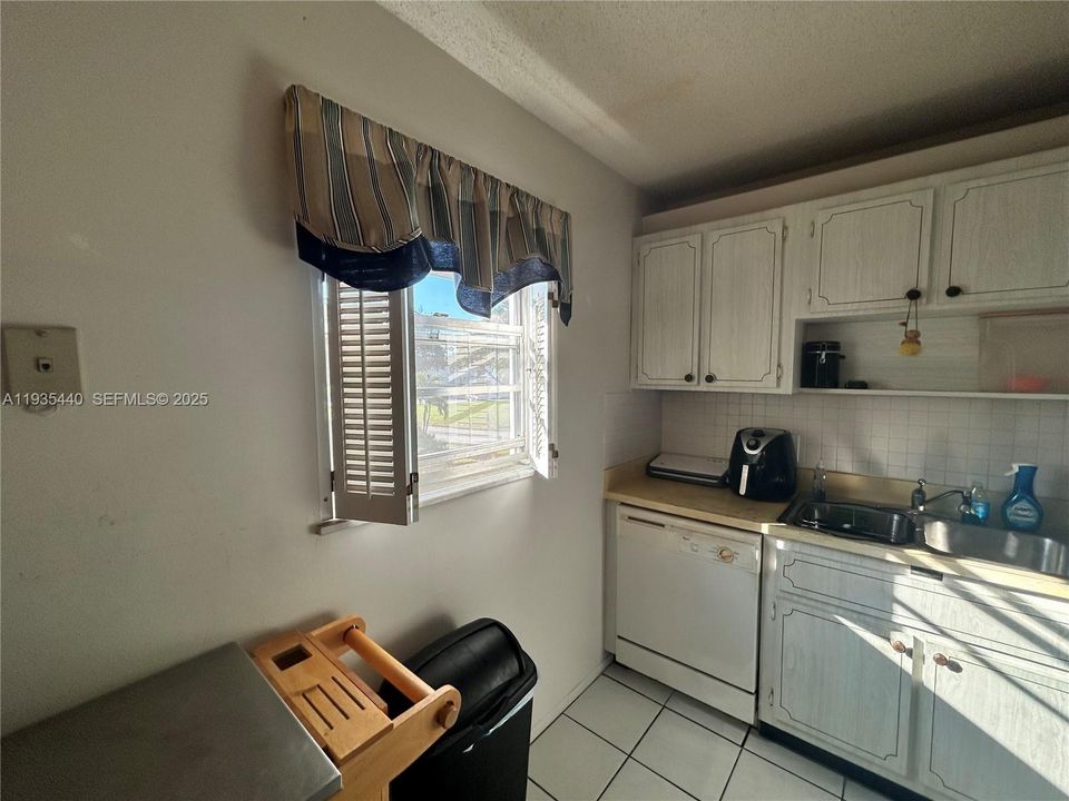 For Sale: $90,000 (1 beds, 1 baths, 747 Square Feet)