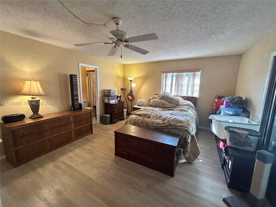 For Sale: $90,000 (1 beds, 1 baths, 747 Square Feet)