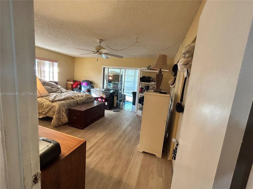 For Sale: $90,000 (1 beds, 1 baths, 747 Square Feet)