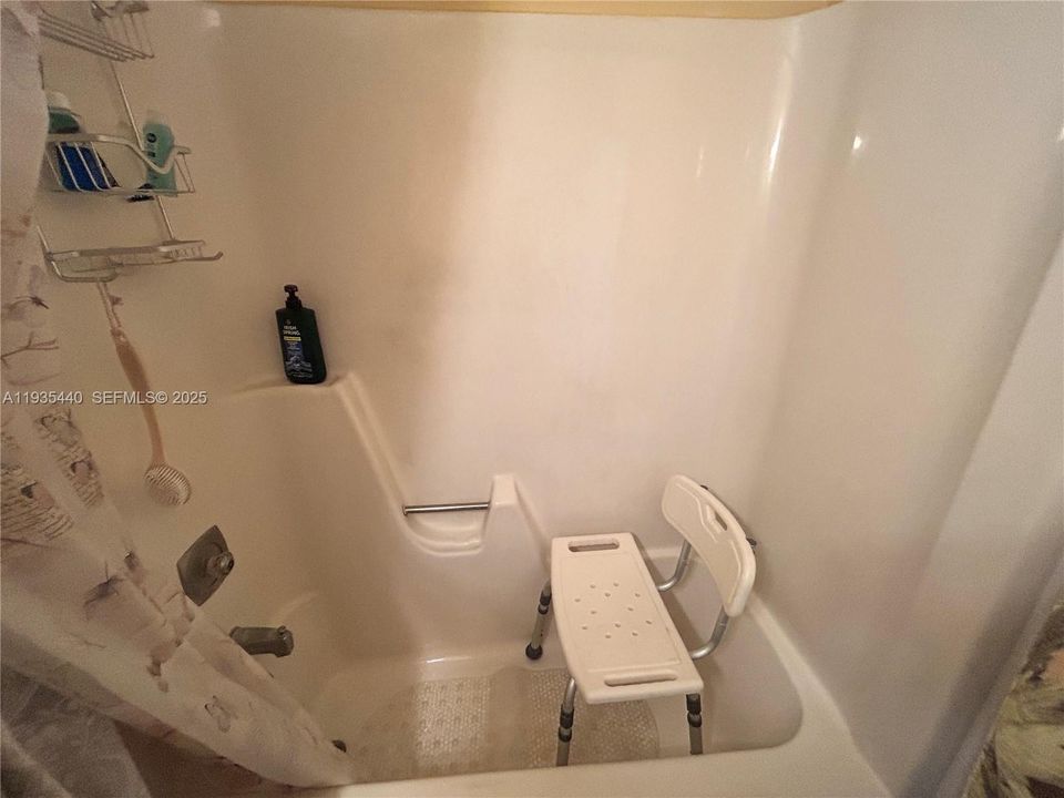 For Sale: $90,000 (1 beds, 1 baths, 747 Square Feet)
