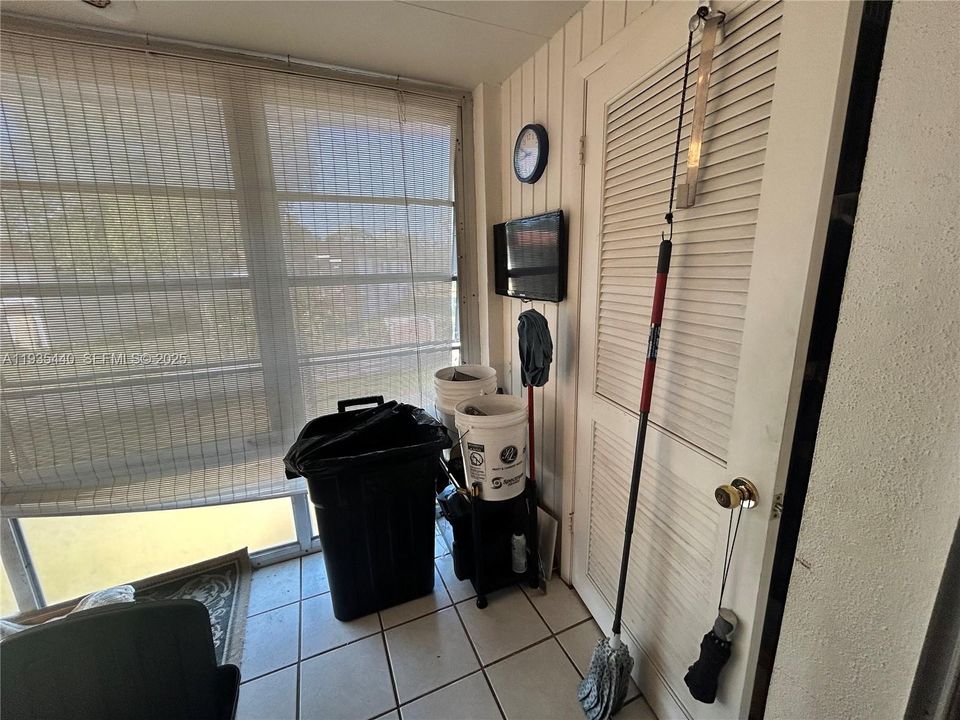 For Sale: $90,000 (1 beds, 1 baths, 747 Square Feet)