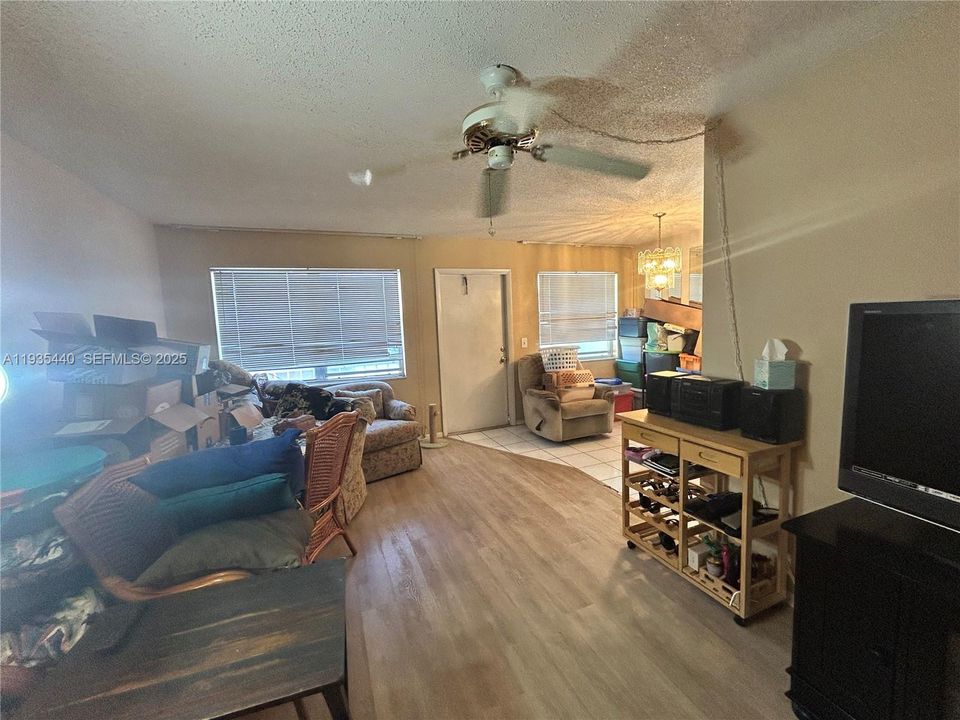 For Sale: $90,000 (1 beds, 1 baths, 747 Square Feet)