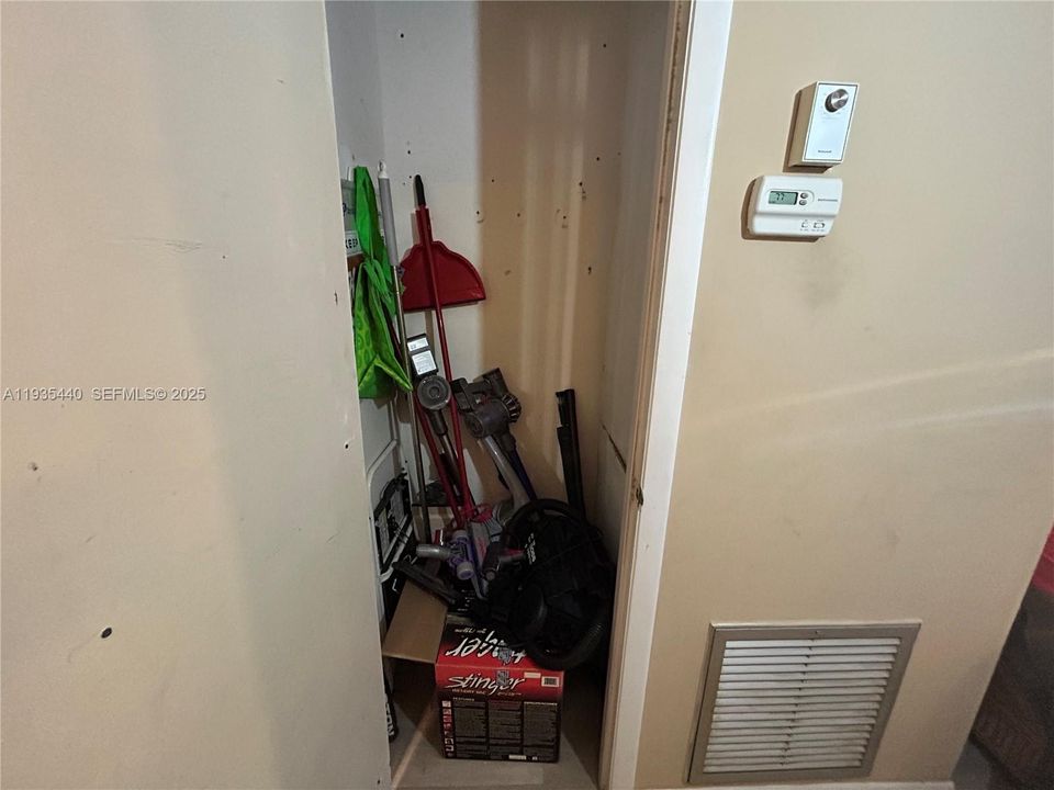 For Sale: $90,000 (1 beds, 1 baths, 747 Square Feet)