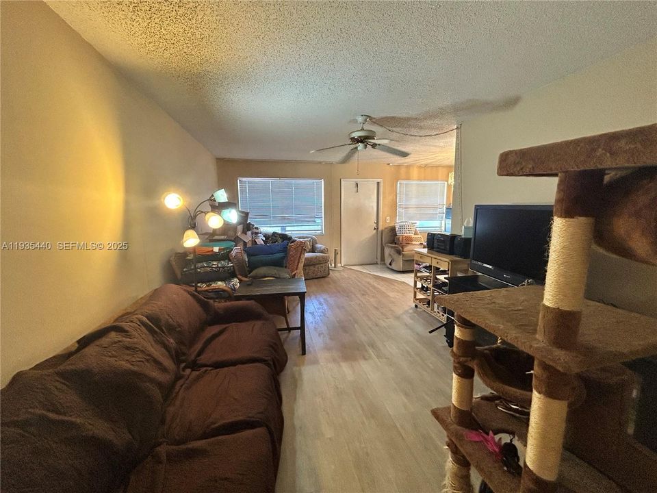 For Sale: $90,000 (1 beds, 1 baths, 747 Square Feet)
