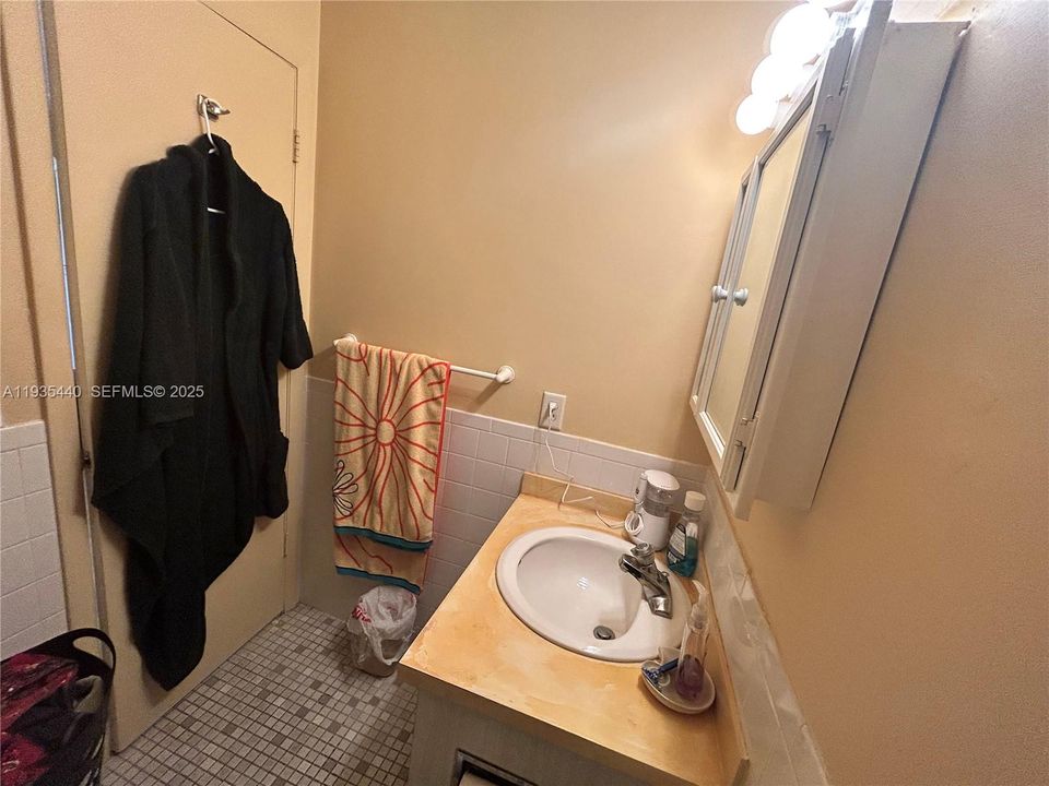 For Sale: $90,000 (1 beds, 1 baths, 747 Square Feet)