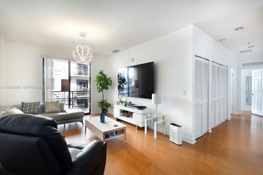 待售: $420,000 (2 贝兹, 2 浴室, 1145 平方英尺)