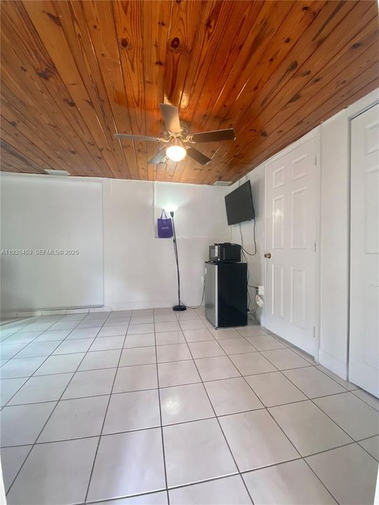 For Rent: $1,200 (1 beds, 1 baths, 1335 Square Feet)