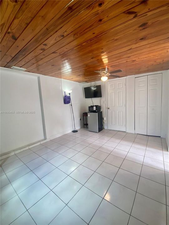 For Rent: $1,200 (1 beds, 1 baths, 1335 Square Feet)